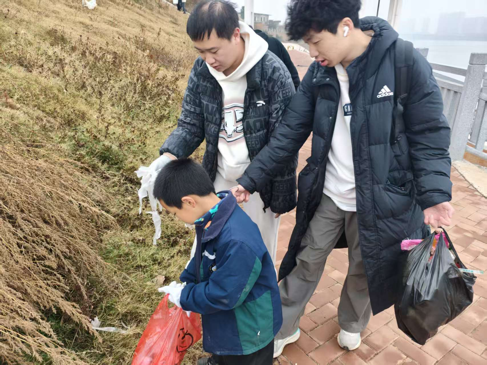 学院手牵手社团开展“保护母亲河”公益活动